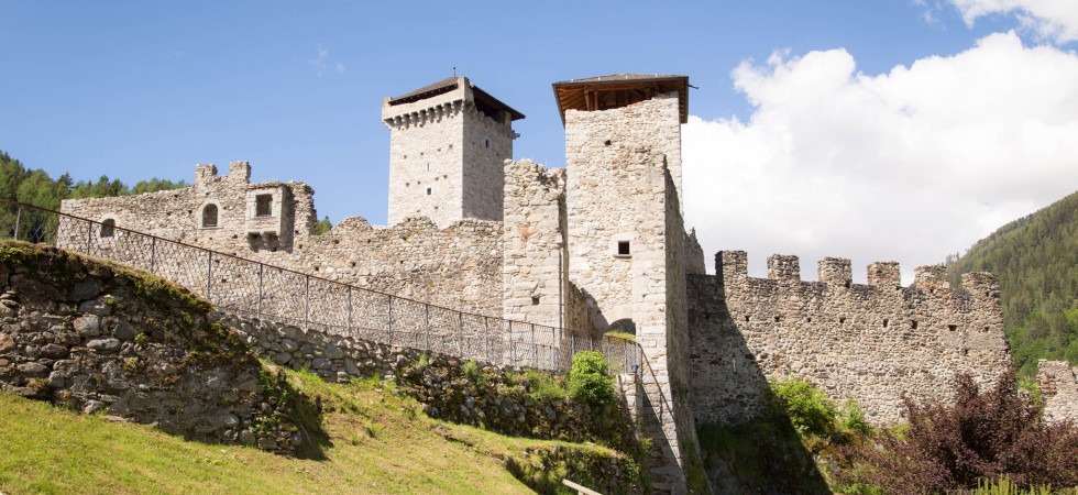 Giù le armi, viva l'arte'': al Castello di Ossana la mostra dedicata a Bertha von Suttern prima donna Nobel per la Pace
